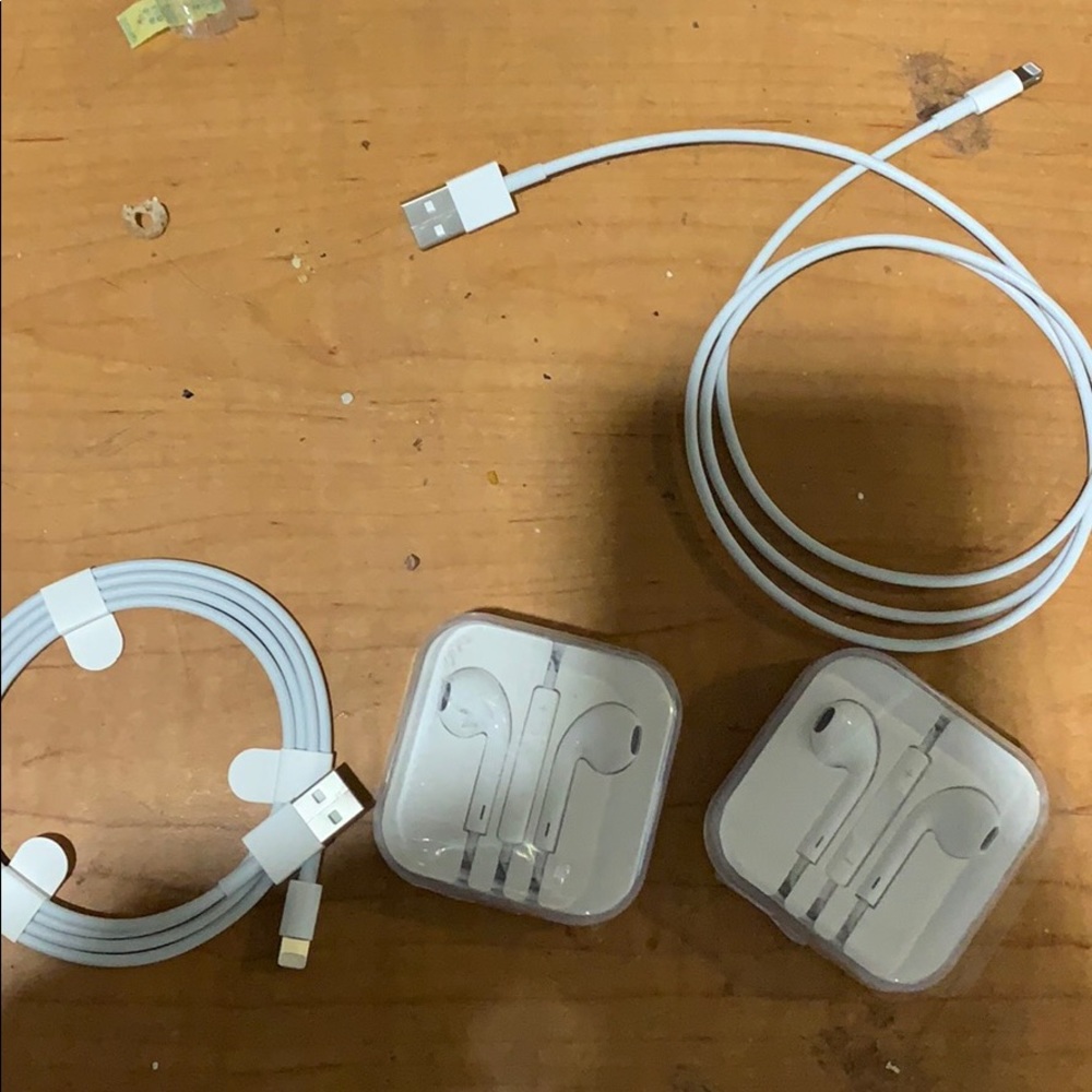2 pairs apple iphone 6 headphones 2 new chargers